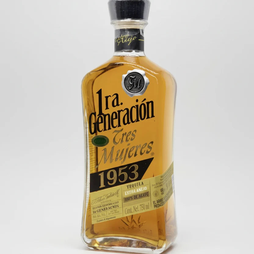 Bottle of '1ra. Generacion Tres Mujeres 1953' on a white background